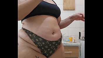 Minha melhor amiga fica muito a vontade na minha casa acho que ela que dá pro meu marido