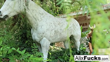 Blonde babe masturbates