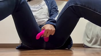 高◯生の時に履いてたジャージとジーパン履いたまま、おもちゃを使ってオナニーしたらイキまくりました…