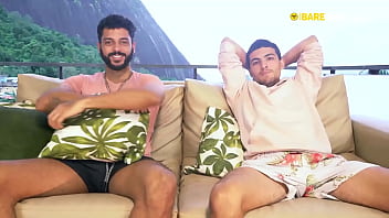 Lubrificando O Pau Grande Com A Boca thumbnail