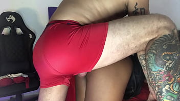 Arrombando o cuzinho da alice fodêndo com thua thia na sala Arrombando o cuzinho da alice fodêndo com thua thia na sala