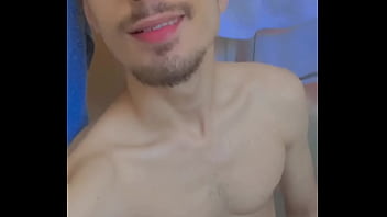 Novinho com piercing novo no chuveiro