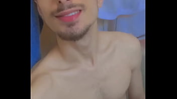 Novinho com piercing novo no chuveiro