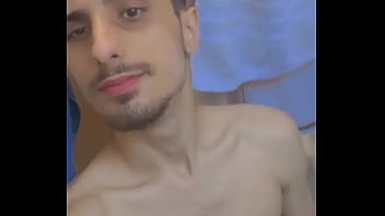 Novinho com piercing novo no chuveiro