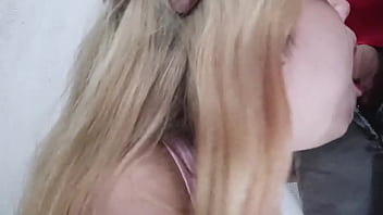 Puta hermanastra le encanta chupar polla