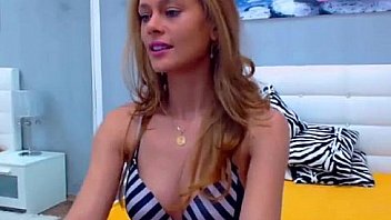 Fine blonde chick definitely knows her fitness see her perform playhotcam