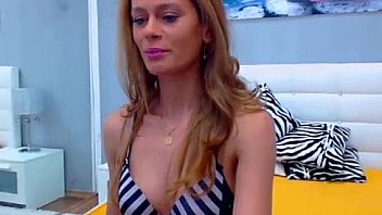 Fine blonde chick definitely knows her fitness see her perform playhotcam