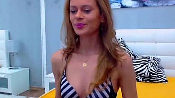 Fine blonde chick definitely knows her fitness see her perform playhotcam