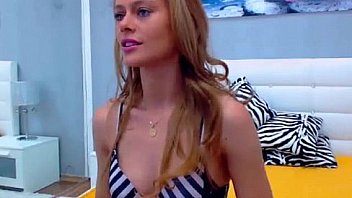 Fine blonde chick definitely knows her fitness see her perform playhotcam