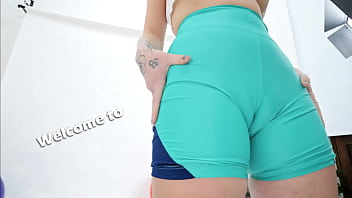 Amazing teen puffy cameltoe round ass in super tight leggings