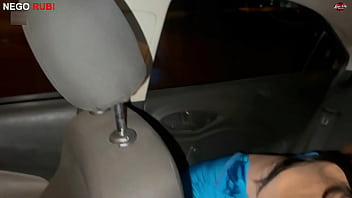 Paolla hotwife fodendo com uma rola enorme no carro do corno