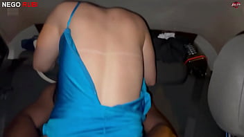 Paolla hotwife fodendo com uma rola enorme no carro do corno