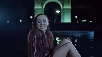 Girl on subway gets eaten out