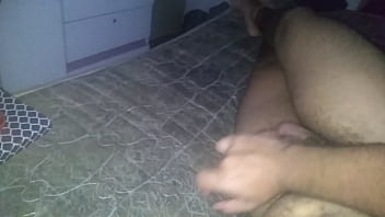 Batendo Uma Punheta De Madrugada thumbnail