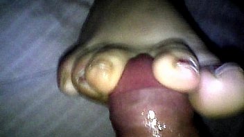 Mi Mujer Y Mi Lechita En Sus Pies thumbnail