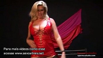 Suruba com coroa peituda safada