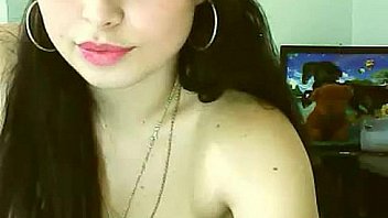 Cute cam babe fingers her pussy and ass