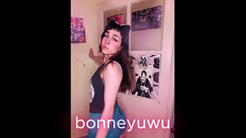 Bonneyuwu 9 38 en calza turra mostrando la cola