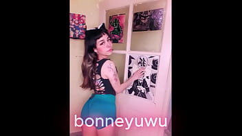 Bonneyuwu 9 38 en calza turra mostrando la cola