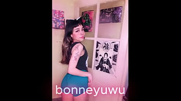 Bonneyuwu 9 38 en calza turra mostrando la cola