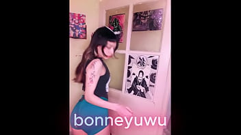 Bonneyuwu 9 38 en calza turra mostrando la cola
