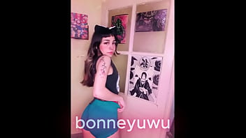 Bonneyuwu 9 38 en calza turra mostrando la cola