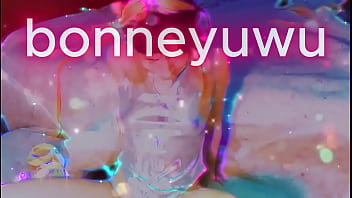 Bonneyuwu 9 38 en calza turra mostrando la cola