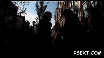 Hottie takes it up the arse