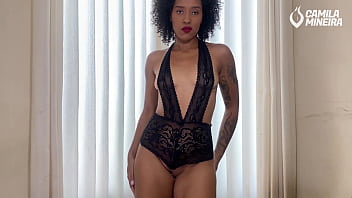 Experimentando micro calcinhas com um plug no cuzinho