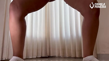 Experimentando micro calcinhas com um plug no cuzinho