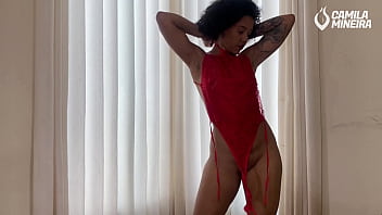 Experimentando micro calcinhas com um plug no cuzinho