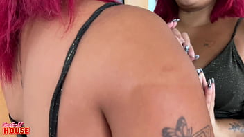 Novinha plus size aproveita permissão do marido corno para trepar com outros caras