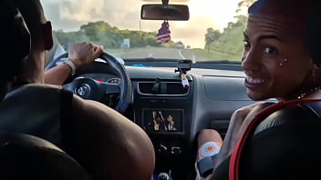 Amigos fazem suruba dentro do carro em movimento