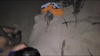 Amigos fazem suruba dentro do carro em movimento