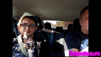 Chica tatuada en casting besos y acción caliente en el auto rumbo al hotel