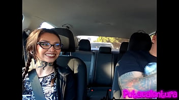 Chica tatuada en casting besos y acción caliente en el auto rumbo al hotel