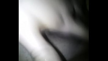 Chica tocándose el clítoris