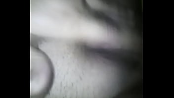 Chica tocándose el clítoris