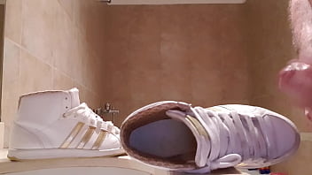 Se Masturba Con Botitas Adidas Hoop Y Acaba Adentro thumbnail