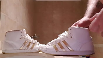 Se Masturba Con Botitas Adidas Hoop Y Acaba Adentro thumbnail