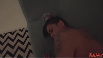 Loupan macetando o cuzinho dessa morena rabuda até dar leitinho pra safada