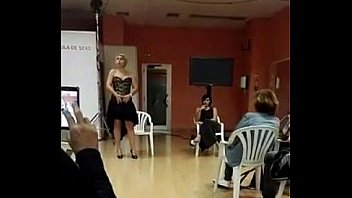 Spainish lady teaches class how to squirt