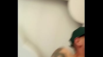 Fetiche De Pies Lluvia Dorada Leche En La Cara thumbnail