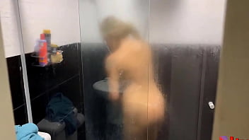 Mulher tomando banho e motorista espionando e no final acabou transando com a patroa