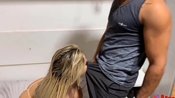 Mulher tomando banho e motorista espionando e no final acabou transando com a patroa