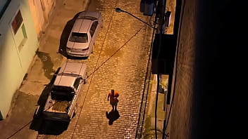 Olhem o urso retornando pro motel tinha ido buscar tk