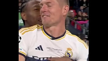 Homem negro pega loira por trás até sorrir