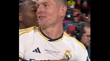 Homem negro pega loira por trás até sorrir