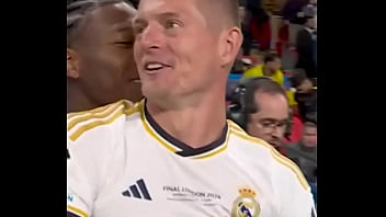 Homem negro pega loira por trás até sorrir