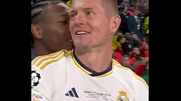 Homem negro pega loira por trás até sorrir